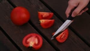 cortando un tomate con cuchillo ceramico
