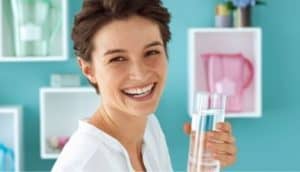 mujer bebiendo agua feliz