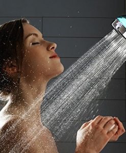 mujer en ducha de agua fria
