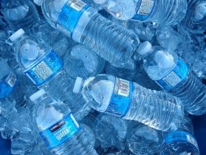 botellas de agua de plastico
