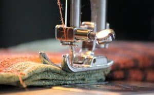 maquina de coser en funcionamiento
