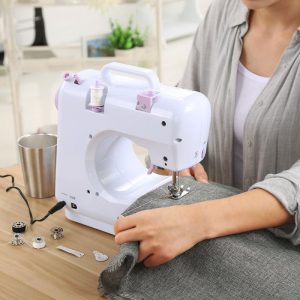 mujer cosiendo a máquina
