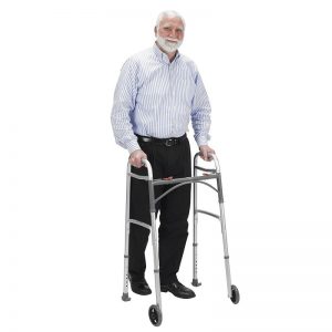 hombre mayor usando andador para ancianos