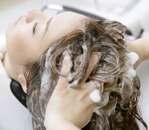 masaje en el lavado del pelo