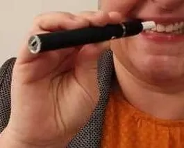 mujer feliz con nueva forma de fumar