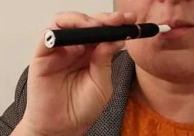 mujer fumando un heatstick 