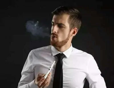 chico fumando con calentador de tabaco