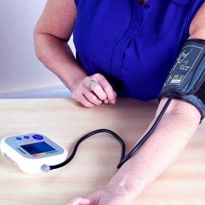 midiendo presión arterial con tensiómetro de brazo