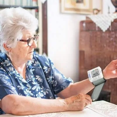 mujer mayor mirando resultados del tensiometro