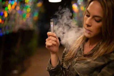 chica fumando cigarrillo electronico