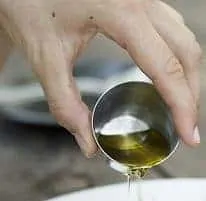 aceite de oliva echando un chorrito