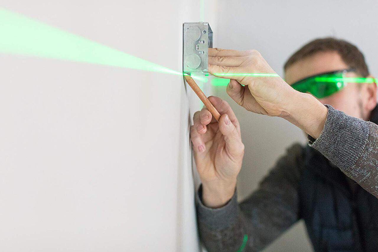 chico-usando-nivel-laser