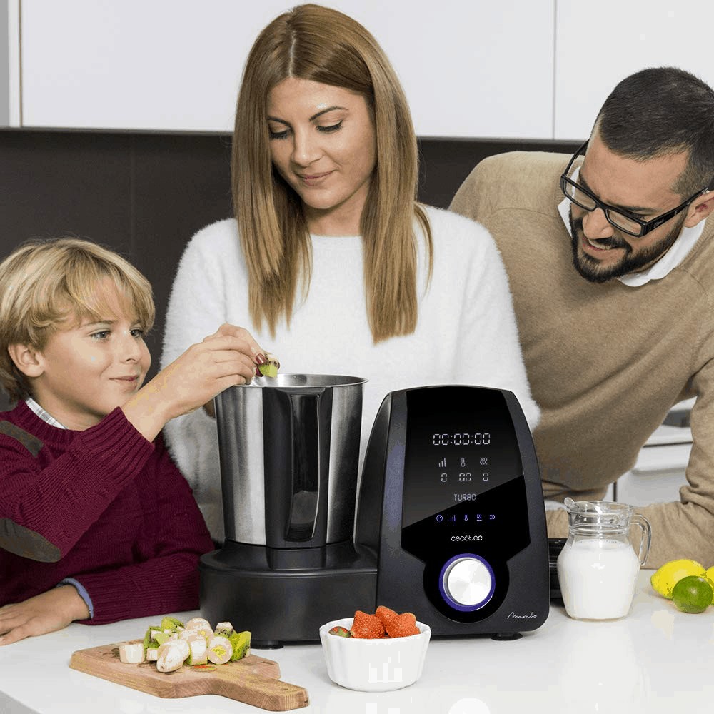 familia-cocinando-con-robot-de-cocina