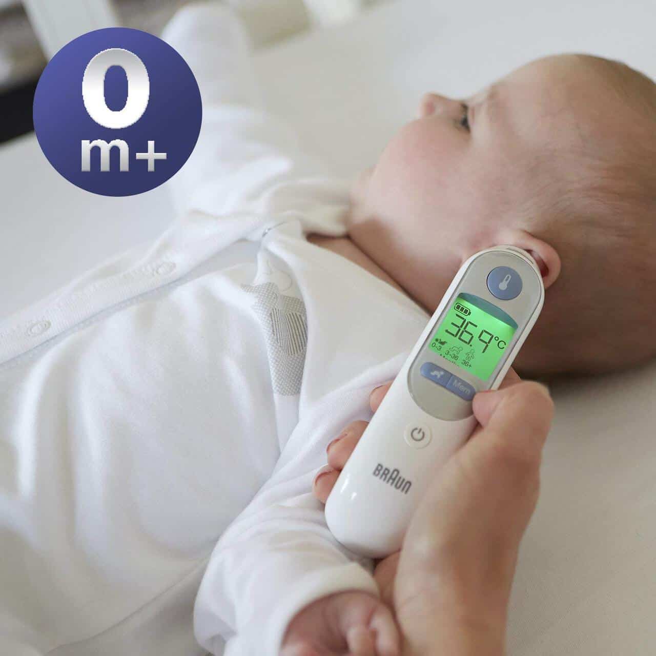 medir-temperatura-en-un-bebé-con-termómetro-digital