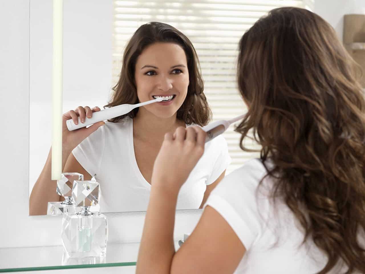 mujer-usando-cepillo-de-dientes-electrico