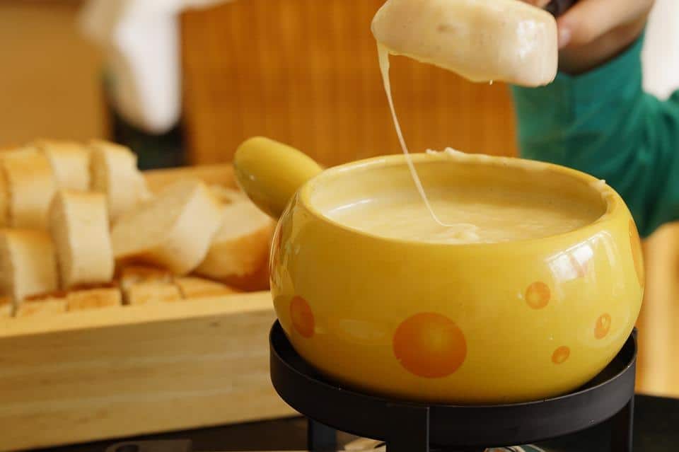 preparando-fondue-de-queso
