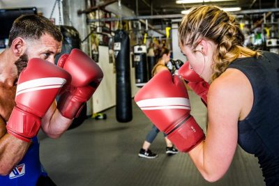 combate-con-guantes-de-boxeo