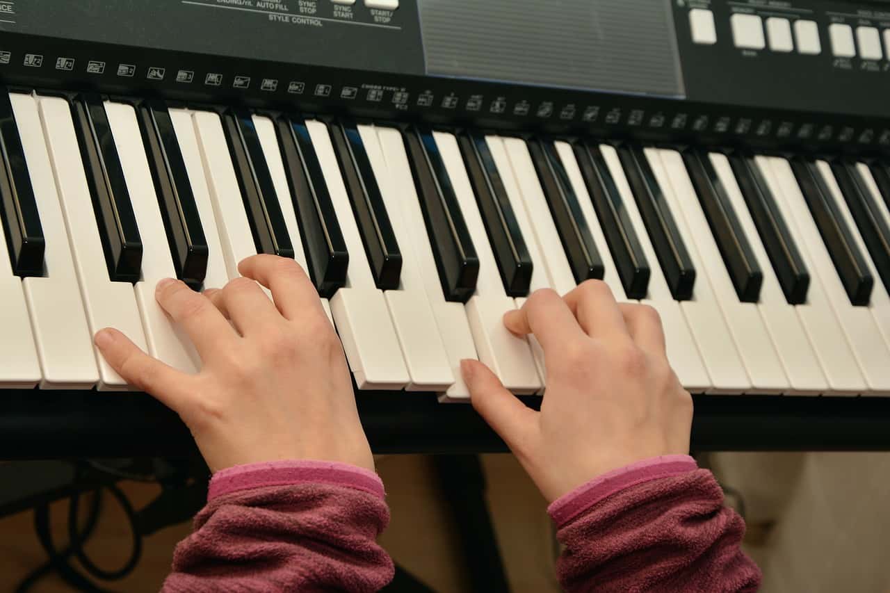 manos-jóvenes-tocando-el-piano-digital