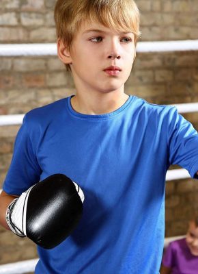 niño-practicando-con-guantes-de-boxeo
