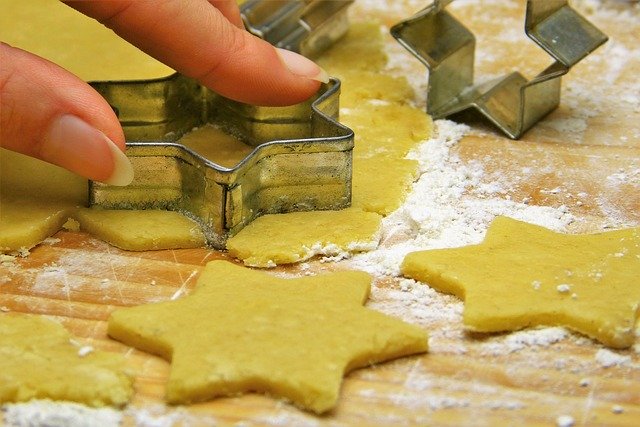 masa de galletas con cortadores de galletas en forma de estrellas