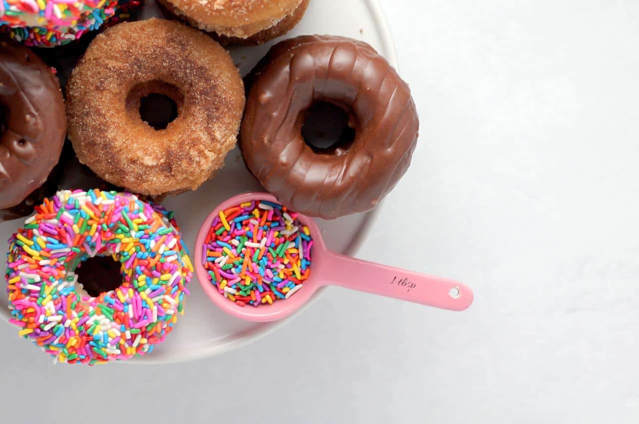 bandeja con donuts y chispas de colores