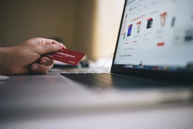 Persona comprando online con tarjeta de crédito.