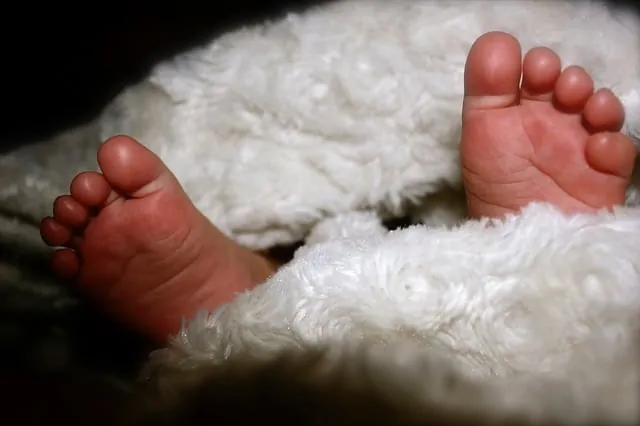 Pies de un bebe con piel delicada.