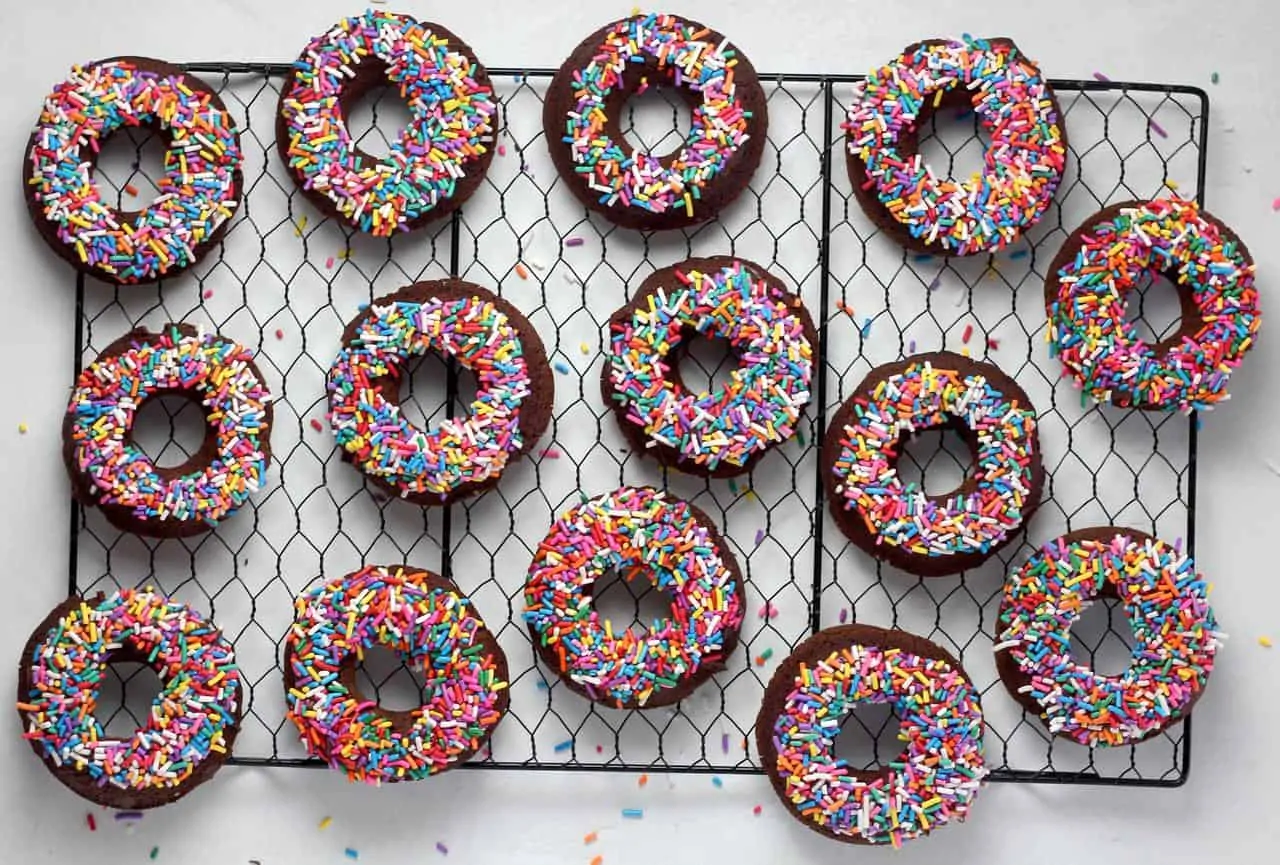 rejilla con donuts decorados con colores