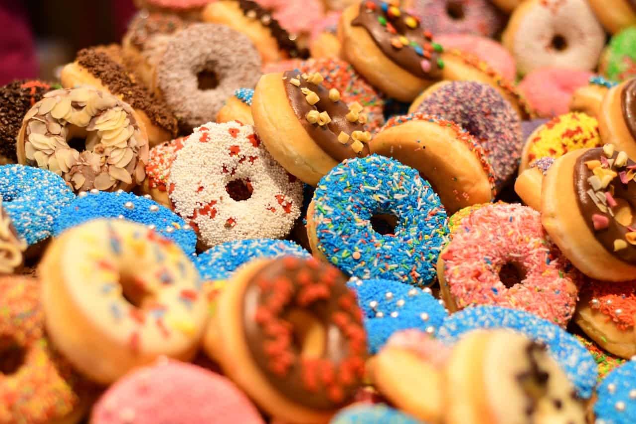 variedad de donuts decorados