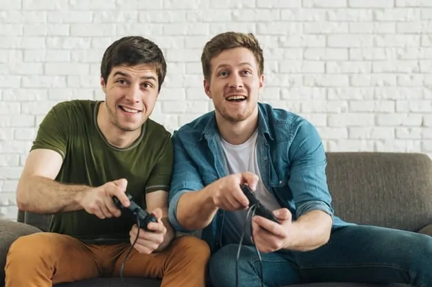 dos hombres jugando videojuegos