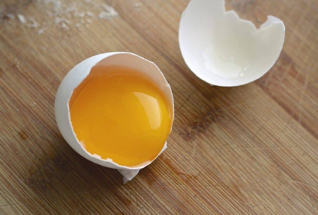 huevo con la cáscara cortada por la mitad