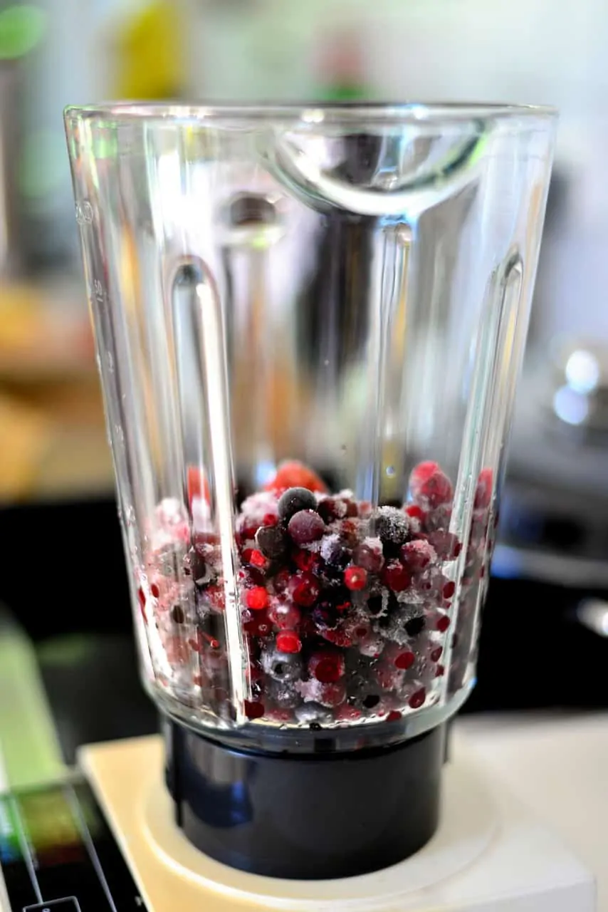 vaso de batidora con frutos rojos congelados