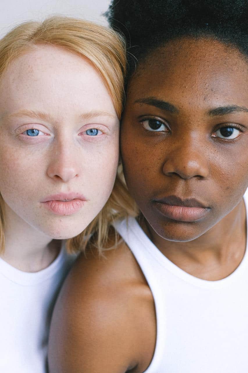 dos mujeres con tonos de piel diferentes