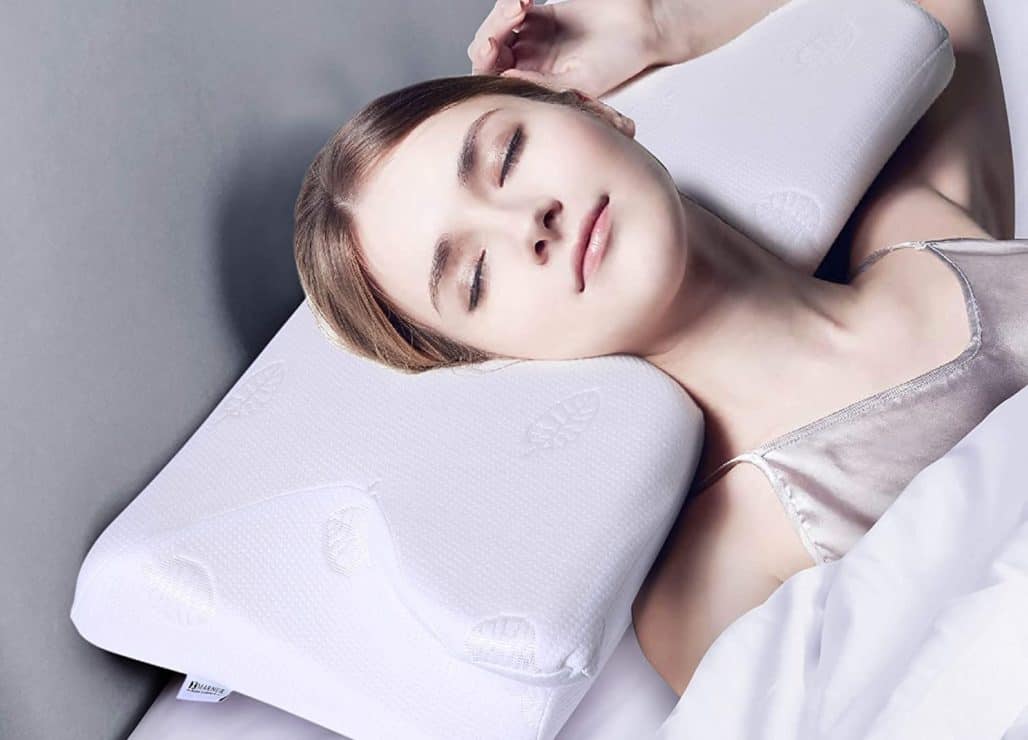 Mujer durmiendo con almohada cervical
