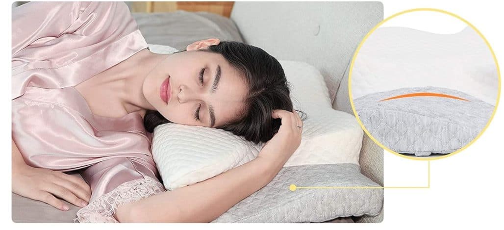 Mujer durmiendo de lado con una almohada cervical