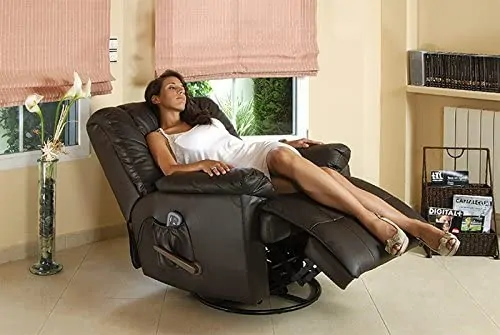 Mujer acostada en un sillón relax