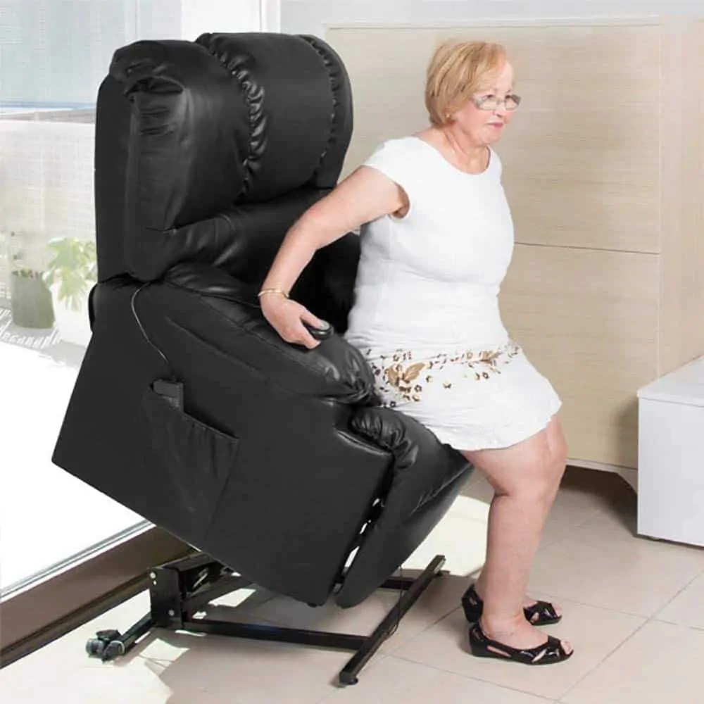 Mujer levantándose de un sillón eléctrico