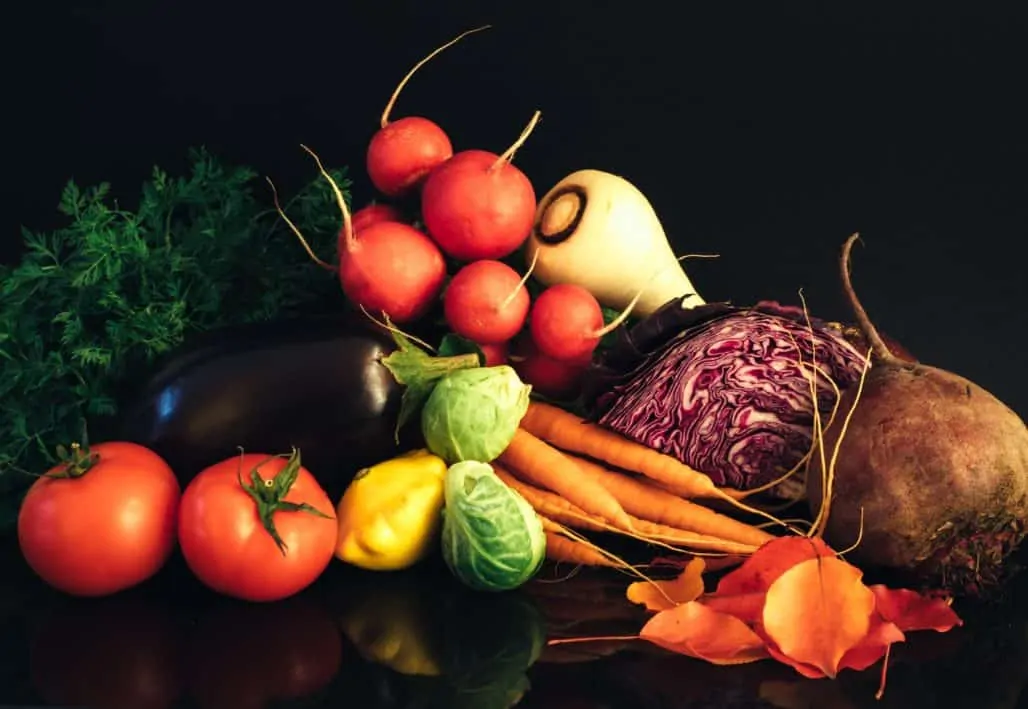 Vegetales y frutas: tomates, berenjena, rábanos, zanahorias, etc.