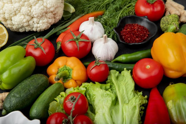 Vegetales y frutas: pepino, tomate, ajo, pimiento, coliflor