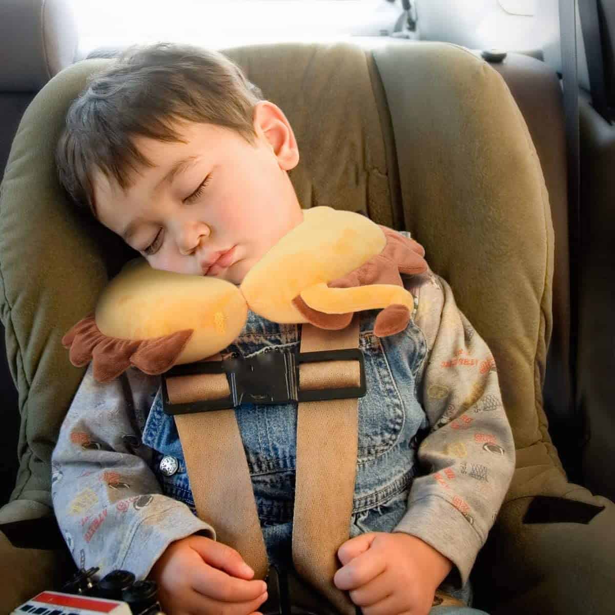 Niño durmiendo con una almohada con forma de C