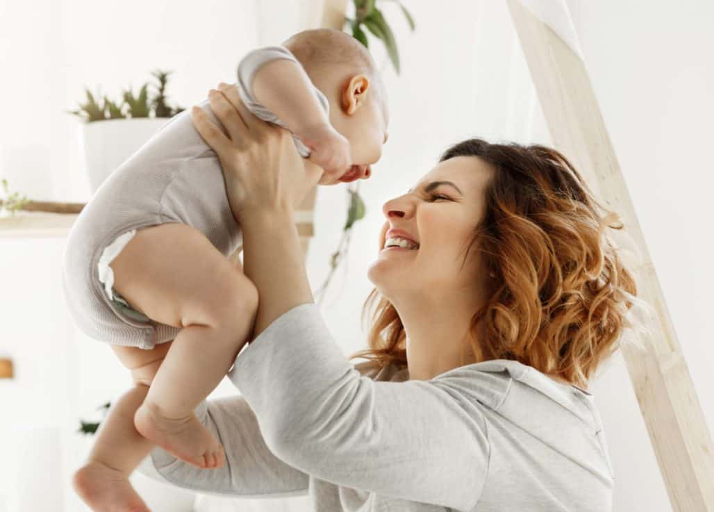 Mujer jugando con un bebé
