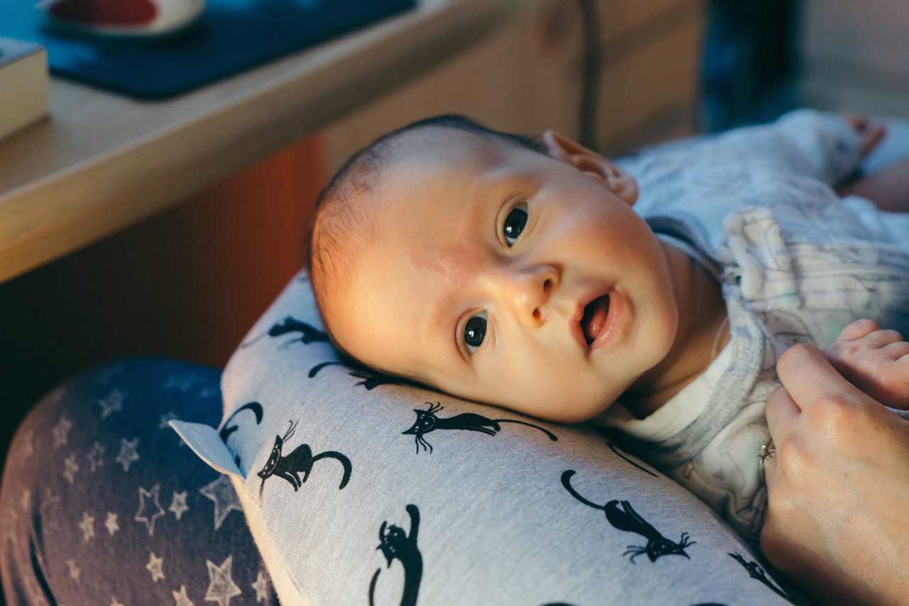 Bebé acostado sobre una almohada