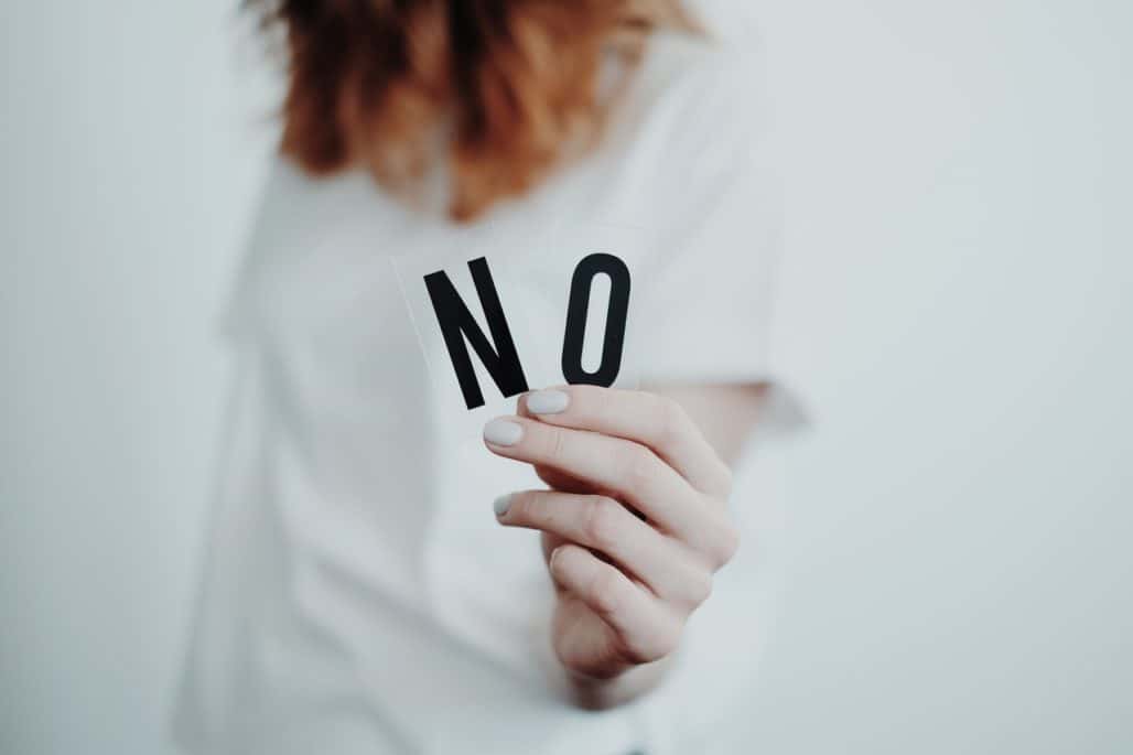 mujer con un cartel de NO